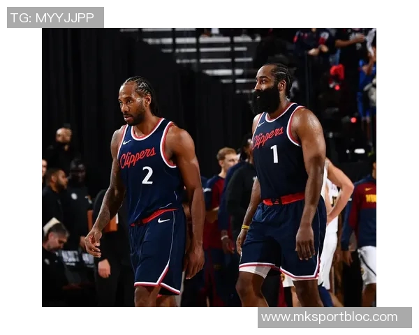 快船全员积极备战明日季前赛首战广州训练照曝光 快船全员积极备战明日季前赛首战广州训练照曝光