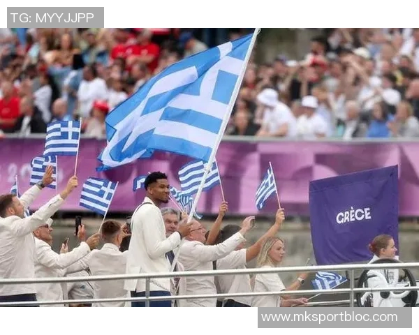 约罗身穿里尔球衣盛装出席里尔对阵巴黎比赛开球仪式