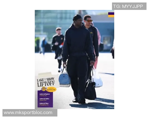 湖人队启程前往凤凰城客场比赛登机照曝光全队士气高涨