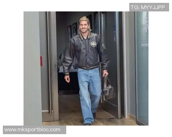 德保罗晒世界杯夺冠三周年纪念照身披球网叼雪茄感慨一切都值得