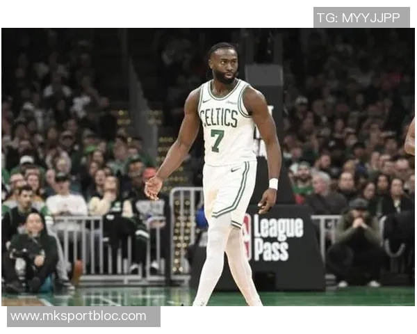 杰伦布朗全能表现15投6中斩获25分8篮板7助攻罚球命中率高达92