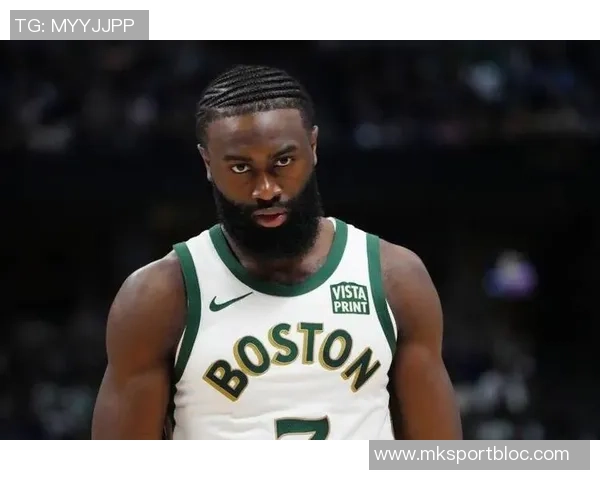 杰伦布朗轻松发挥9投5中贡献15分7篮板4助攻展现全能实力